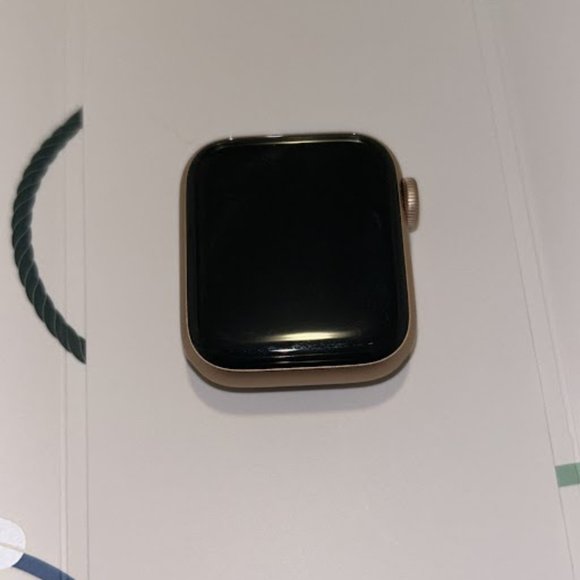 Rose Gold Apple Watch Series 5 GPS + Cellular - Picture 1 of 6